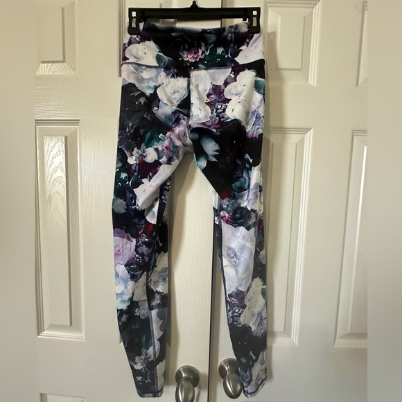Women’s floral small petite old navy active leggings - Picture 2 of 5